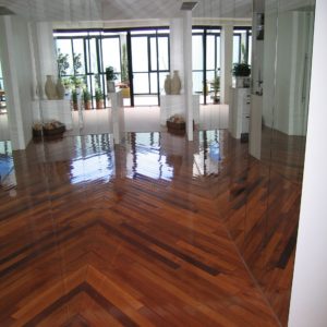 Entry to apartment with mirrors and new parquetry - AFTER